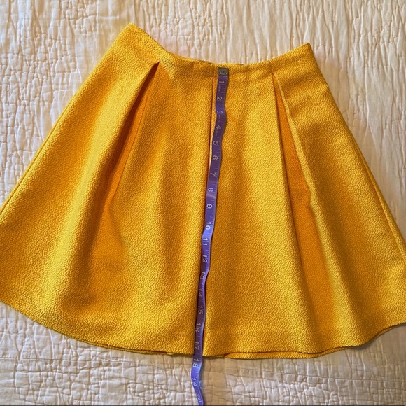H&M Gold Textured Pleated Skirt - Picture 2 of 6